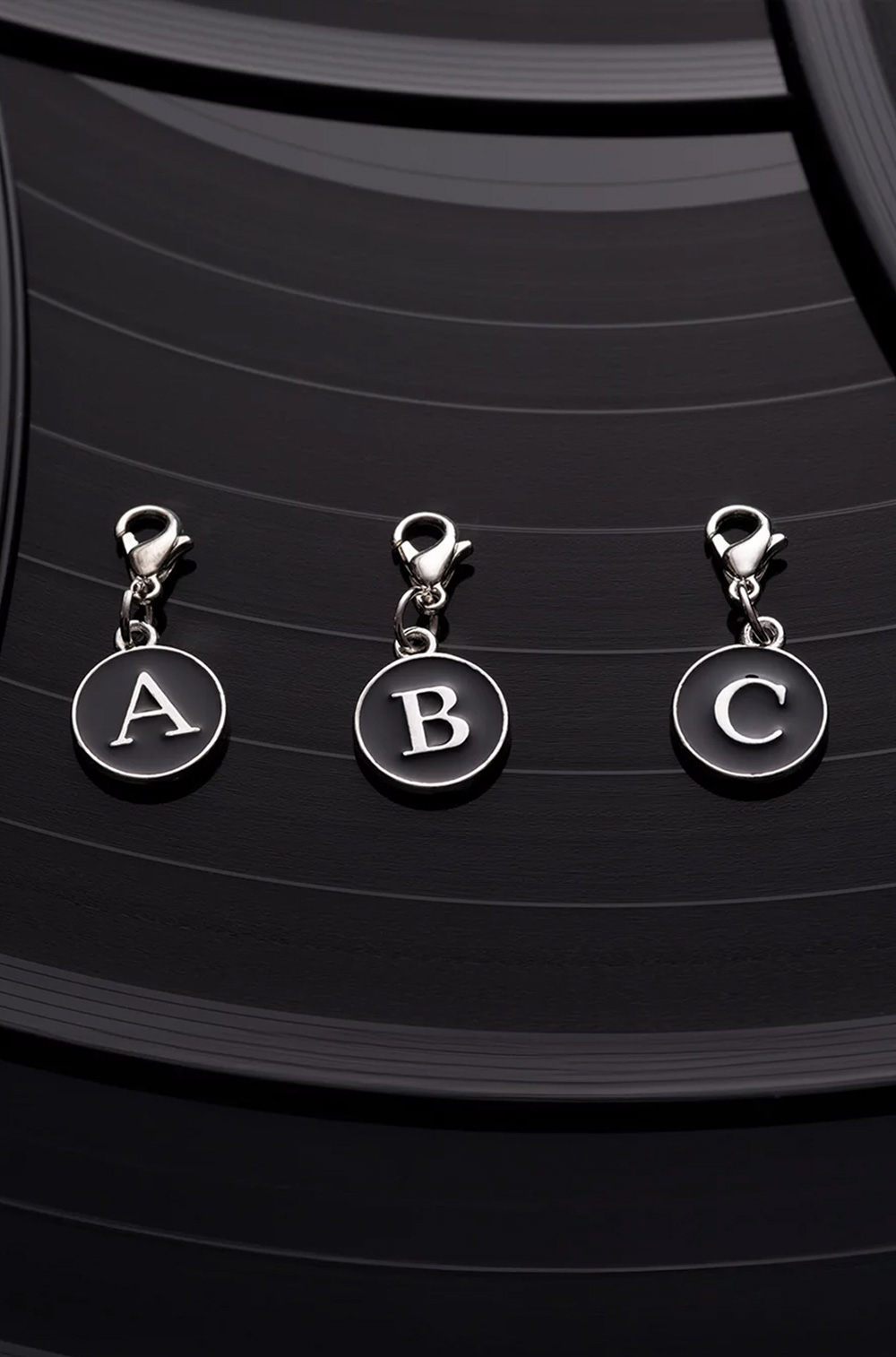 Betű charm <br>(ezüst színű)