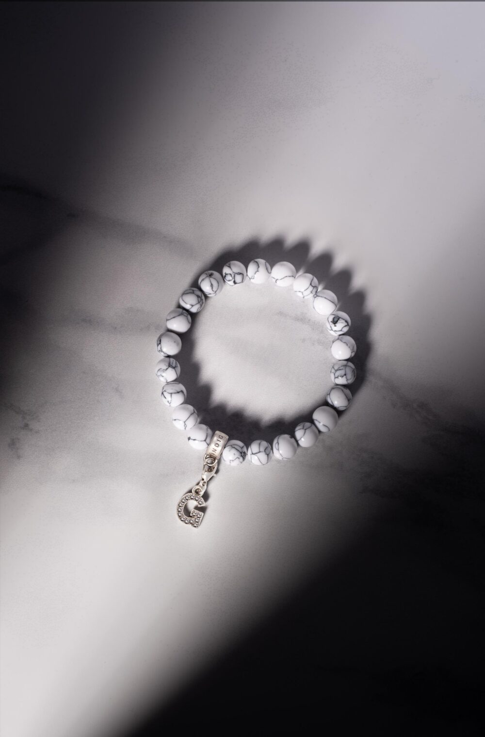 Színes gyöngy karkötő - 'Howlit'